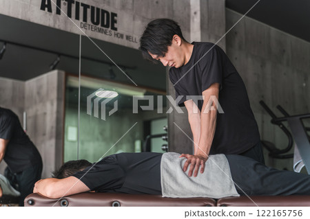 一名男子正在接受運動手法治療，一名醫療教練/柔道治療師（下背部） 122165756