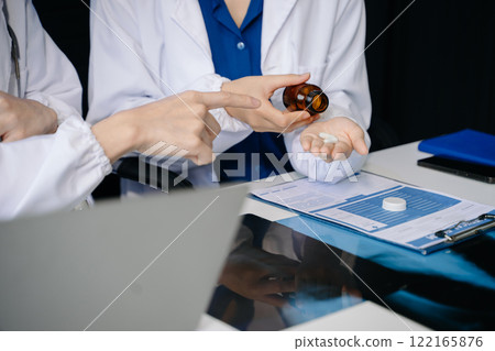 Doctors explain the use of medication to patients. healthcare and medical concept. 122165876