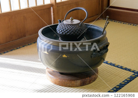 圓形火盆，上面有鐵水壺 122165908