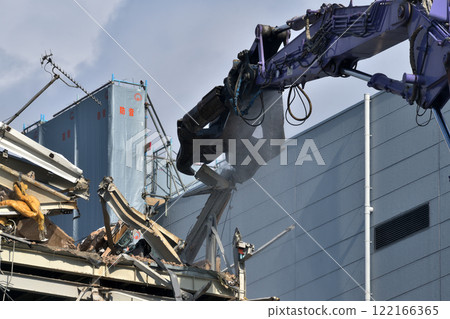 Factory demolition site: A scene of a large-scale press in operation 122166365