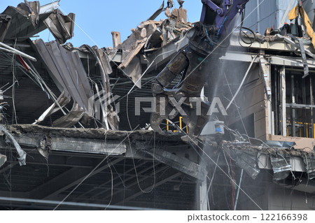 工廠拆除現場，大型劈裂壓力機作業現場 122166398