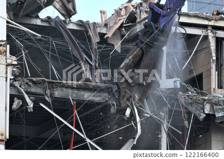 Factory demolition site: A scene of a large-scale press in operation Factory demolition site: A scene of a large-scale press in operation 122166400