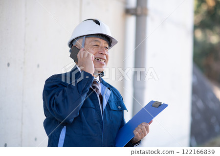 Calling a veteran construction manager/architect 122166839