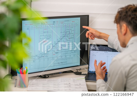 Male chief engineer explaining construction schedule, network schedule, construction supervision, work clothes 122166947