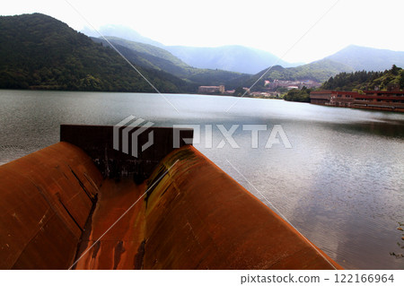 View of the promenade at Oshidori Pond in Unzen City, Nagasaki Prefecture 122166964