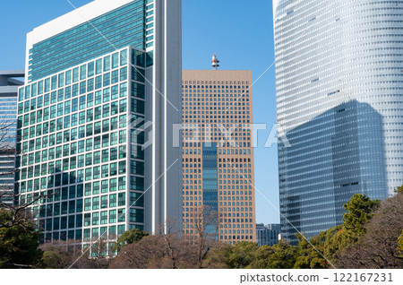 汐留摩天大樓在藍天的襯托下熠熠生輝 汐留摩天大樓在藍天的襯托下熠熠生輝 122167231