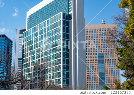 汐留摩天大樓在藍天的襯托下熠熠生輝 122167233