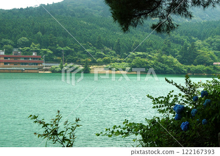 View of the promenade at Oshidori Pond in Unzen City, Nagasaki Prefecture 122167393