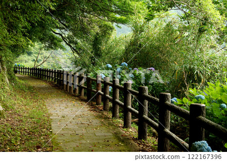 View of the promenade at Oshidori Pond in Unzen City, Nagasaki Prefecture 122167396