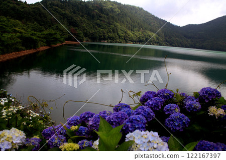 View of the promenade at Oshidori Pond in Unzen City, Nagasaki Prefecture 122167397