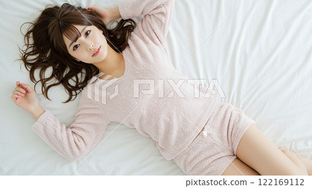 躺在床上放鬆的可愛肖像 122169112