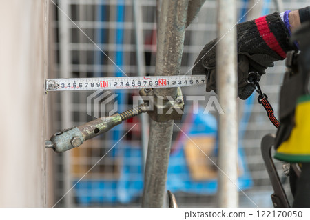 [Workers building scaffolding during large-scale apartment repair work] 122170050