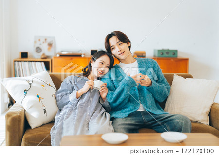 Young couple drinking coffee 122170100