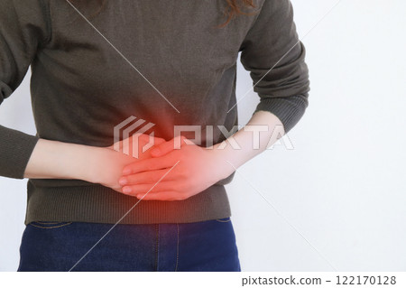 女人壓抑她的胃，腹痛 122170128