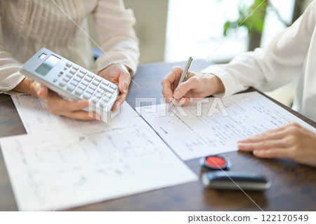 簽署房地產合約的兩名婦女的手 122170549