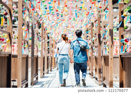 一對友善的年輕夫婦享受 Kasuisai 的風鈴節 122170877