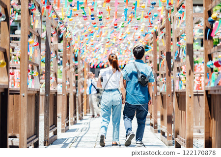 A young couple enjoying the wind chime festival at Kasui-sai 122170878