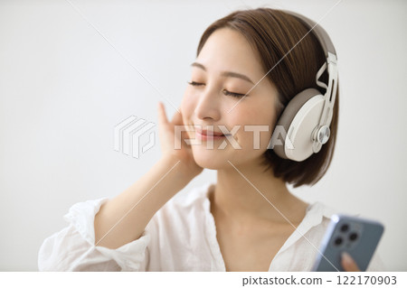 戴耳機聽音樂的年輕女子 戴耳機聽音樂的年輕女子 122170903