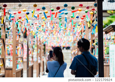 一對友善的年輕夫婦享受 Kasuisai 的風鈴節 一對友善的年輕夫婦享受 Kasuisai 的風鈴節 122170924