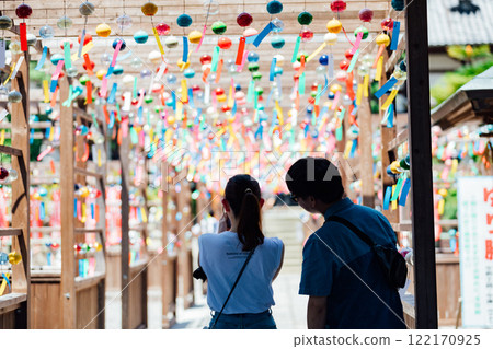 A young couple enjoying the wind chime festival at Kasui-sai 122170925