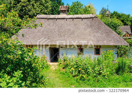 Ancient traditional ukrainian rural house in Pyrohiv (Pirogovo) village near Kiev, Ukraine Ancient traditional ukrainian rural house in Pyrohiv (Pirogovo) village near Kiev, Ukraine 122170964