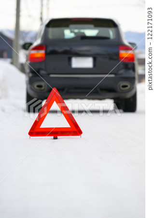 Broken down car and stop triangle 122171093