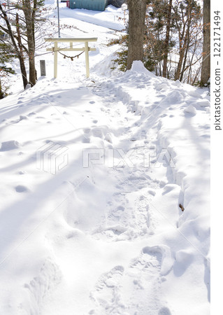Photographing the grounds of Kouzuru Shrine in Atsuta-cho, Hokkaido in winter 122171494