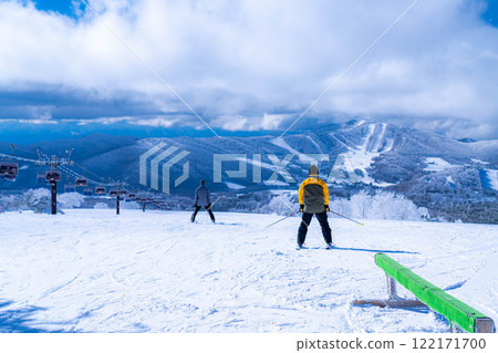 [Winter material] Skiers and snowboarders skiing down the slopes [Nagano Prefecture] 122171700
