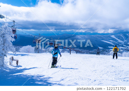 [Winter material] Skiers and snowboarders skiing down the slopes [Nagano Prefecture] 122171702