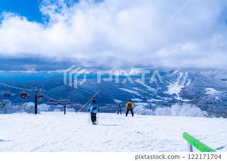[Winter material] Skiers and snowboarders skiing down the slopes [Nagano Prefecture] 122171704