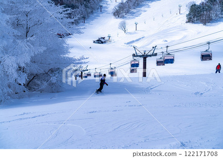 [Winter material] Skiers and snowboarders skiing down the slopes [Nagano Prefecture] 122171708