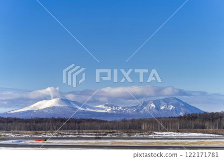北海道千歲市新千歲機場、樽前山、不富士岳的冬季景色 122171781