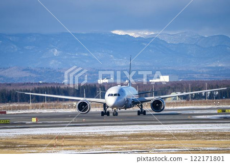 冬季,飛機在北海道千歲市新千歲機場滑行 冬季,飛機在北海道千歲市新千歲機場滑行 122171801