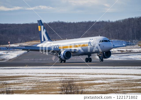 冬季，飛機降落在北海道千歲市新千歲機場 122171802