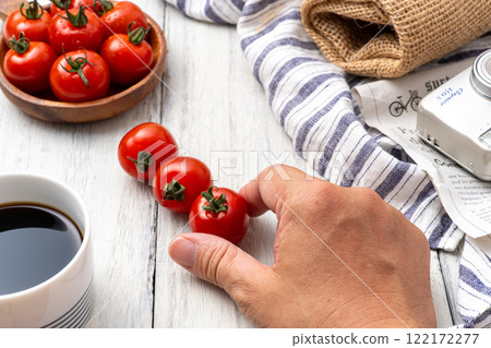 拿著蕃茄的手 122172277