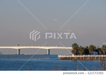 The blue sea of Kisarazu with a view of the Akura Line and planes taking off from Haneda Airport The blue sea of Kisarazu with a view of the Akura Line and planes taking off from Haneda Airport 122172302