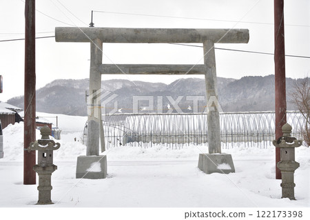 Photographing the scenery of Shinmei Shrine in Atsuta-cho, Hokkaido in winter Photographing the scenery of Shinmei Shrine in Atsuta-cho, Hokkaido in winter 122173398