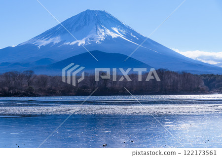 嚴冬中結冰的精進湖和富士山的壯麗景色 嚴冬中結冰的精進湖和富士山的壯麗景色 122173561