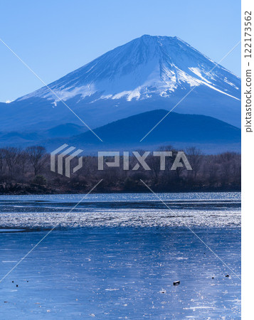 嚴冬中結冰的精進湖和富士山的壯麗景色 122173562