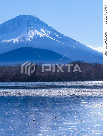 嚴冬中結冰的精進湖和富士山的壯麗景色 122173567