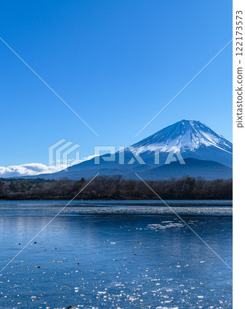 嚴冬中結冰的精進湖和富士山的壯麗景色 122173573