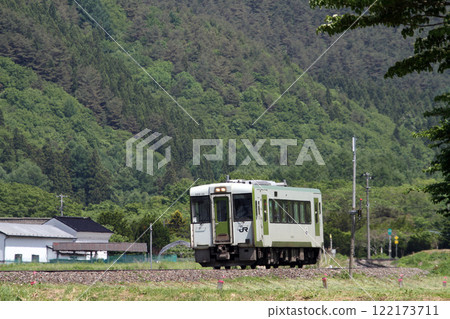 Kiha 100，釜石線上的當地列車，初夏穿過村莊 122173711