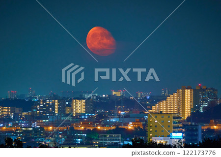 First quarter moon rising over Tama Ward, Kawasaki City, Kanagawa Prefecture (18.0 years old) First quarter moon rising over Tama Ward, Kawasaki City, Kanagawa Prefecture (18.0 years old) 122173776