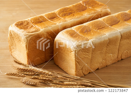 新鮮出爐的麵包 122173847