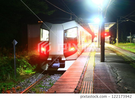 夜行列車是「尾瀨」的入口...夜行列車在會津高原尾瀨口站停靠[尾瀨夜行2345] 122173942