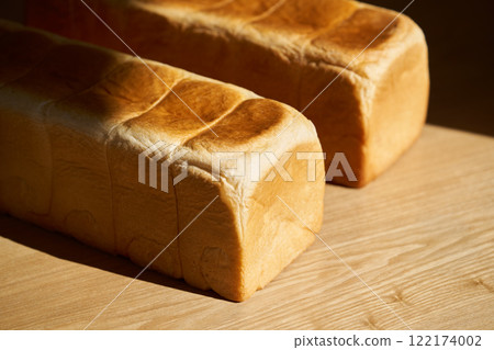 新鮮出爐的麵包 122174002