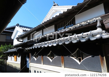 Yuasa in Wakayama Prefecture, where old townscapes designated as important traditional buildings remain: The preserved remains of an old public bathhouse, "Jinburo" Yuasa in Wakayama Prefecture, where old townscapes designated as important traditional buildings remain: The preserved remains of an old public bathhouse, "Jinburo" 122174208