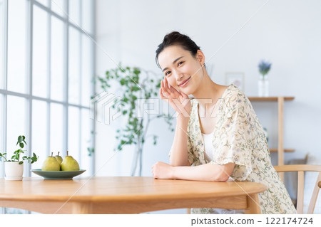 在家放鬆一個的少婦 在家放鬆一個的少婦 122174724