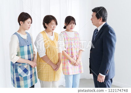 幼兒園老師與校長協商薪資 122174748