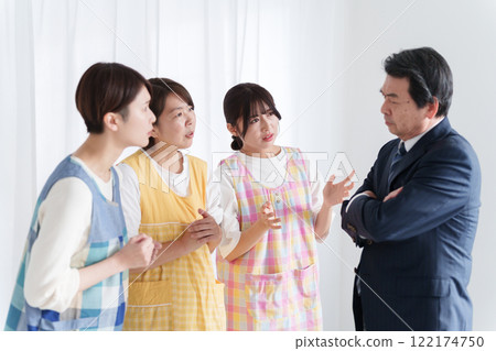 幼兒園老師與校長協商薪資 122174750